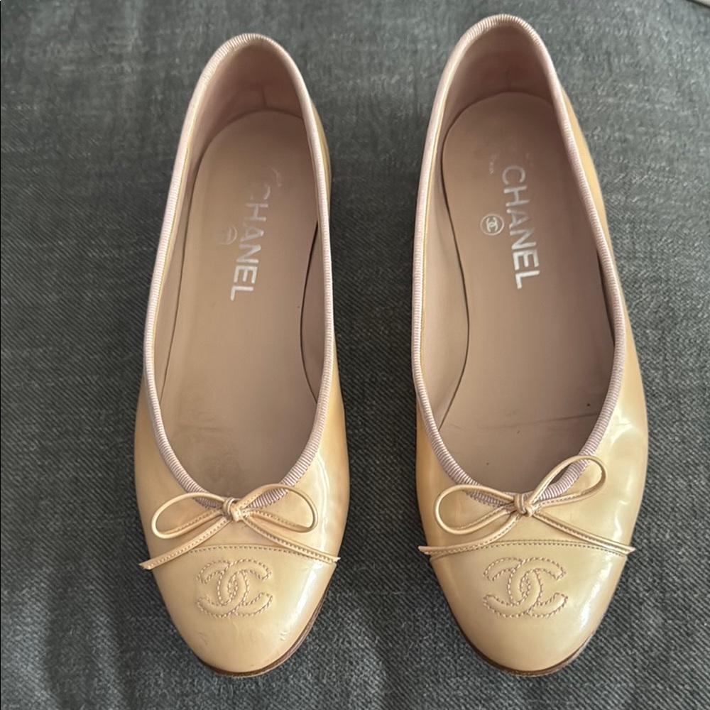 CHANEL Gold Patent Leather Flats with Iconic CC Logo